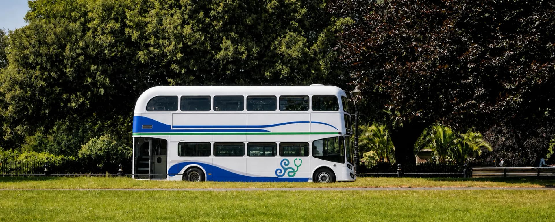 Autobús moderno de dos plantas en un parque de Dublín con el isotipo de Médicos Irlanda