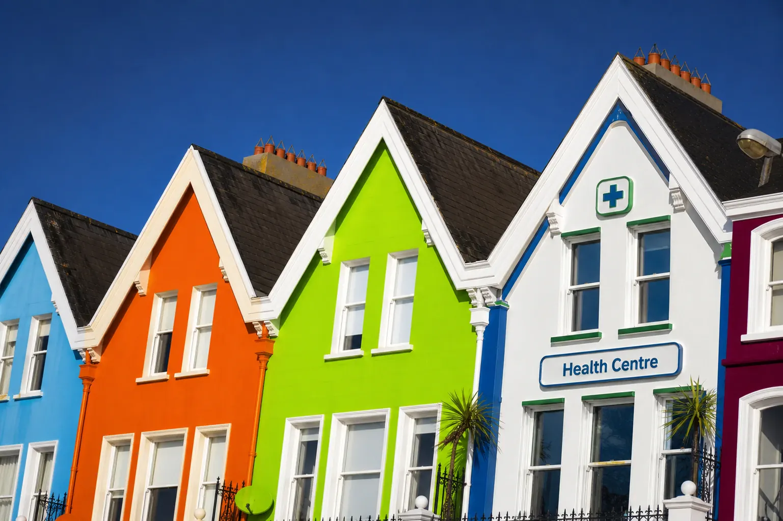 Centro de salud moderno integrado en casas de colores en Irlanda